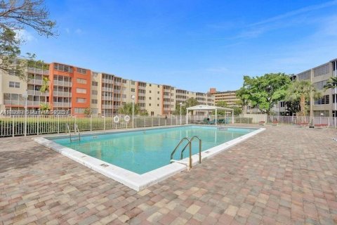 Condo in Miami, Florida, 1 bedroom № 1947829 - photo 16