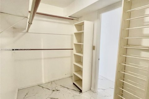 Condo in Miami, Florida, 1 bedroom № 1947829 - photo 12