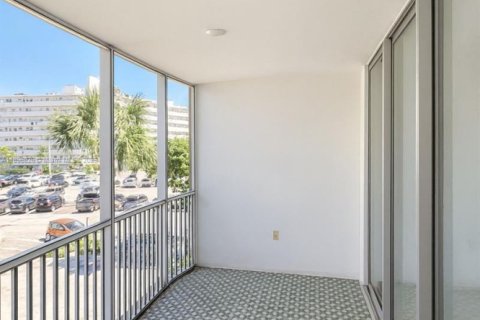 Condo in Miami, Florida, 1 bedroom № 1947829 - photo 5