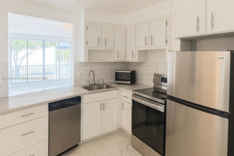 Condo in Miami, Florida, 1 bedroom № 1947829 - photo 1