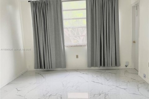 Condo in Miami, Florida, 1 bedroom № 1947829 - photo 10