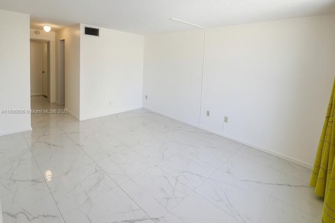 Condo in Miami, Florida, 1 bedroom № 1947829 - photo 2