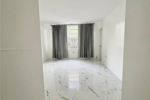 Condo in Miami, Florida, 1 bedroom № 1947829 - photo 11