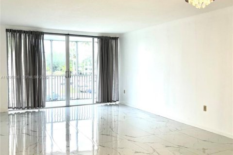 Condo in Miami, Florida, 1 bedroom № 1947829 - photo 7