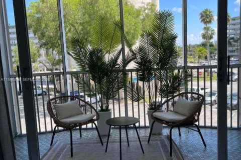 Condo in Miami, Florida, 1 bedroom  № 1947829 - photo 24