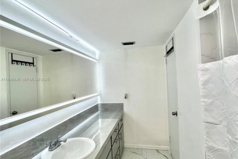 Condo in Miami, Florida, 1 bedroom № 1947829 - photo 8