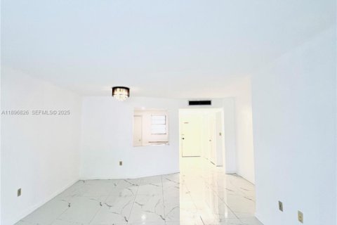 Condo in Miami, Florida, 1 bedroom № 1947829 - photo 6