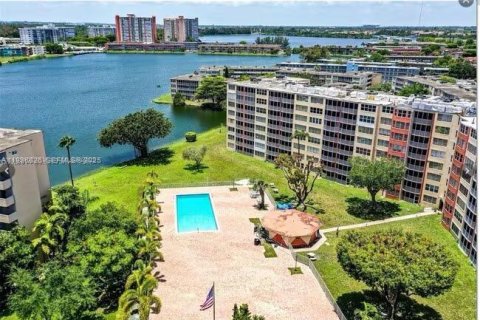 Condo in Miami, Florida, 1 bedroom № 1947829 - photo 21