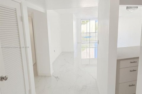 Condo in Miami, Florida, 1 bedroom № 1947829 - photo 3