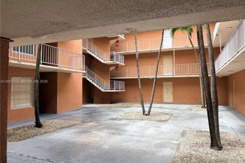 Condo in Hialeah, Florida, 3 bedrooms  № 2071782 - photo 2