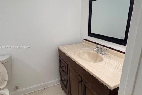 Condo in Hialeah, Florida, 3 bedrooms  № 2071782 - photo 16