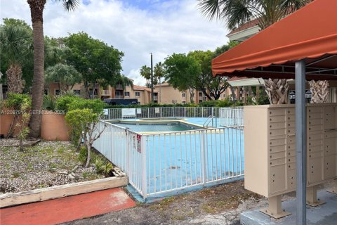 Condo in Hialeah, Florida, 3 bedrooms  № 2071782 - photo 24