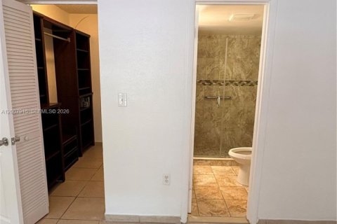 Condo in Hialeah, Florida, 3 bedrooms  № 2071782 - photo 11