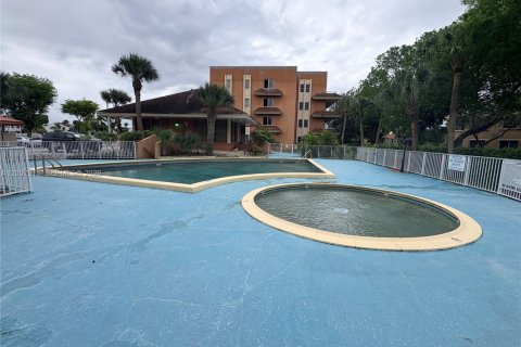 Condo in Hialeah, Florida, 3 bedrooms  № 2071782 - photo 27