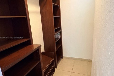 Condo in Hialeah, Florida, 3 bedrooms  № 2071782 - photo 15