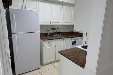Condo in Hialeah, Florida, 3 bedrooms  № 2071782 - photo 10