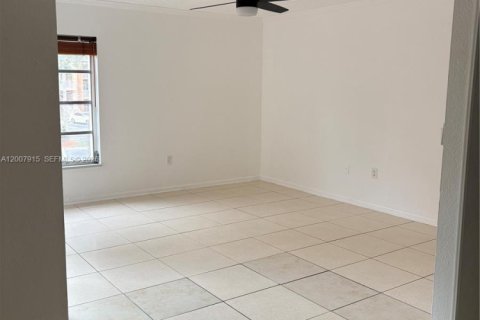 Condo in Hialeah, Florida, 3 bedrooms  № 2071782 - photo 4