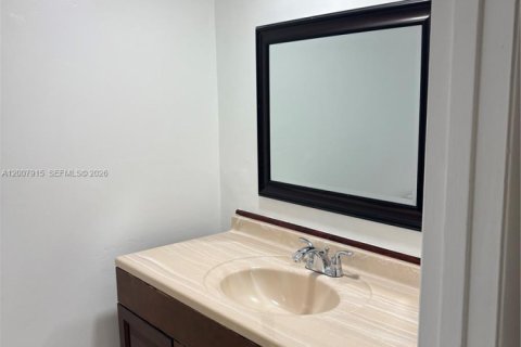 Condo in Hialeah, Florida, 3 bedrooms  № 2071782 - photo 18