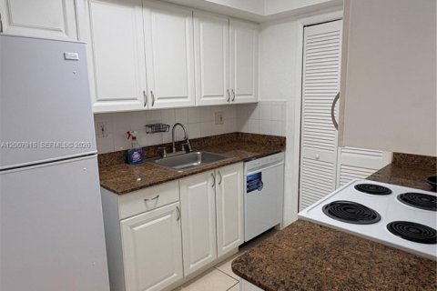 Condo in Hialeah, Florida, 3 bedrooms  № 2071782 - photo 9