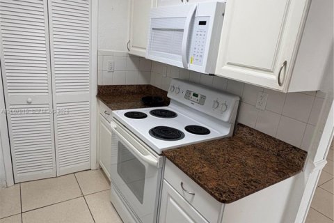 Condo in Hialeah, Florida, 3 bedrooms  № 2071782 - photo 8