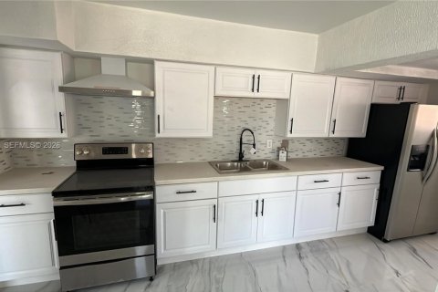 Casa en venta en Opa-locka, Florida, 3 dormitorios, 111.95 m2 № 2080200 - foto 2