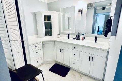 Condo in Aventura, Florida, 2 bedrooms  № 1878920 - photo 13