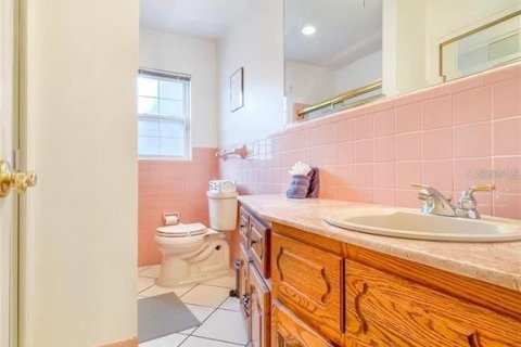 House in Tampa, Florida 4 bedrooms, 219.06 sq.m. № 2303060 - photo 27
