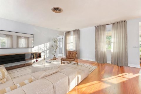 House in Tampa, Florida 4 bedrooms, 219.06 sq.m. № 2303060 - photo 11