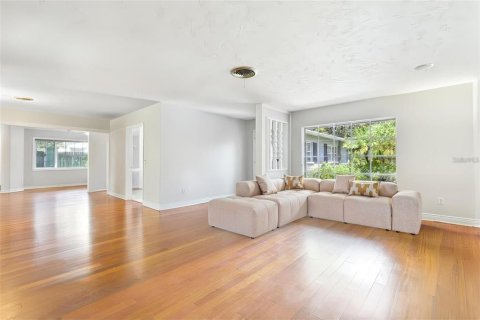 House in Tampa, Florida 4 bedrooms, 219.06 sq.m. № 2303060 - photo 12