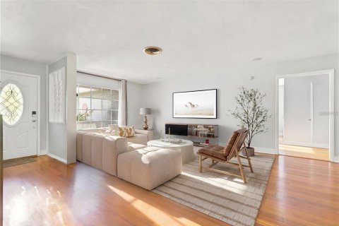 House in Tampa, Florida 4 bedrooms, 219.06 sq.m. № 2303060 - photo 10