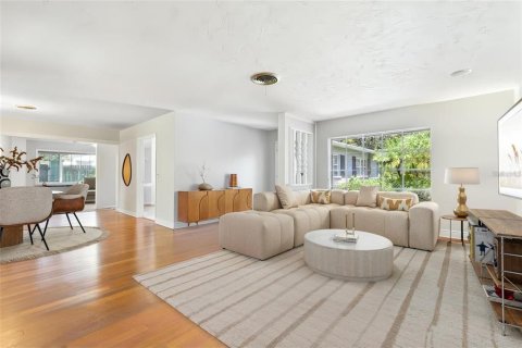 House in Tampa, Florida 4 bedrooms, 219.06 sq.m. № 2303060 - photo 9