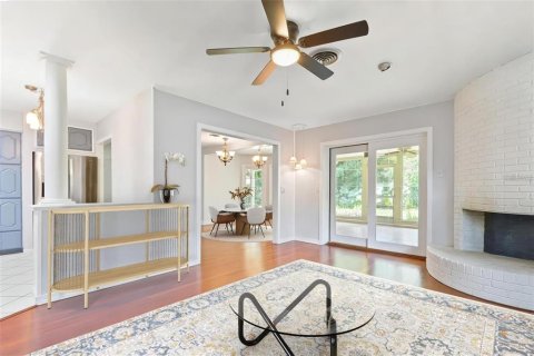 House in Tampa, Florida 4 bedrooms, 219.06 sq.m. № 2303060 - photo 5
