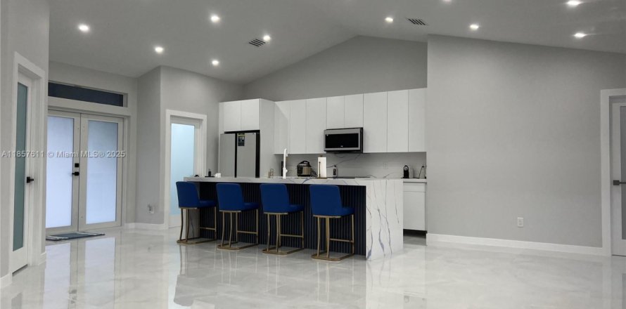 House in Cape Coral, Florida 3 bedrooms, 162.58 sq.m. № 1887509
