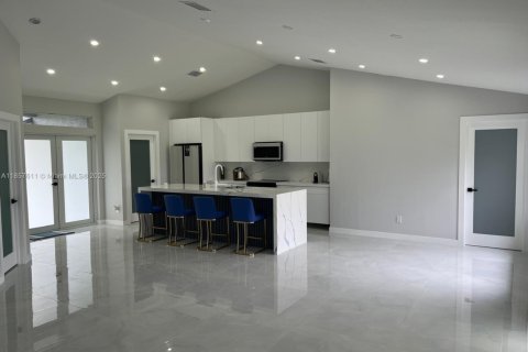 House in Cape Coral, Florida 3 bedrooms, 162.58 sq.m. № 1887509 - photo 5