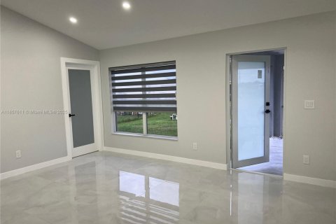 House in Cape Coral, Florida 3 bedrooms, 162.58 sq.m. № 1887509 - photo 20