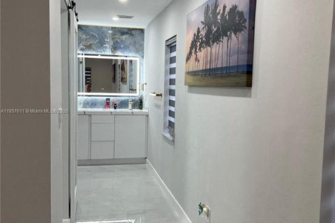 House in Cape Coral, Florida 3 bedrooms, 162.58 sq.m. № 1887509 - photo 23
