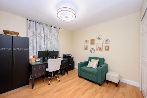 Villa ou maison à vendre à Miami, Floride: 3 chambres, 145.58 m2 № 2003976 - photo 17