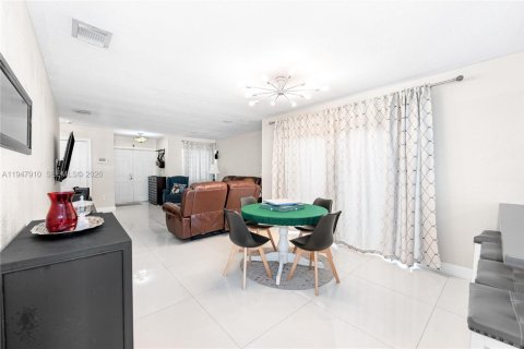 Villa ou maison à vendre à Miami, Floride: 3 chambres, 145.58 m2 № 2003976 - photo 9