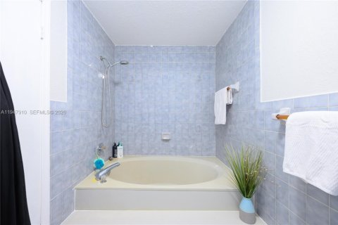 Villa ou maison à vendre à Miami, Floride: 3 chambres, 145.58 m2 № 2003976 - photo 23