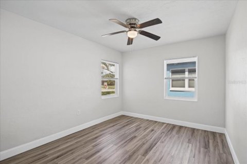 House in Gulfport, Florida 3 bedrooms, 86.03 sq.m. № 2418823 - photo 20