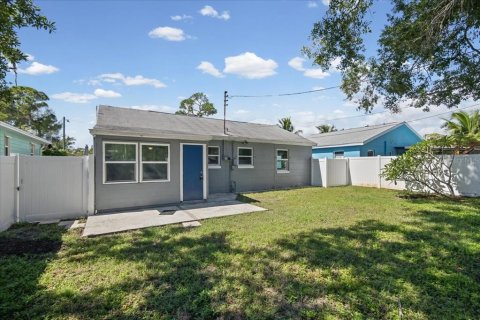 House in Gulfport, Florida 3 bedrooms, 86.03 sq.m. № 2418823 - photo 22