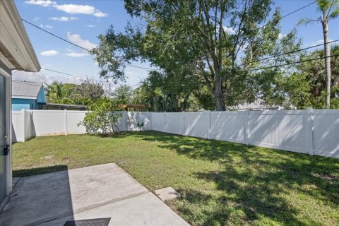 House in Gulfport, Florida 3 bedrooms, 86.03 sq.m. № 2418823 - photo 23