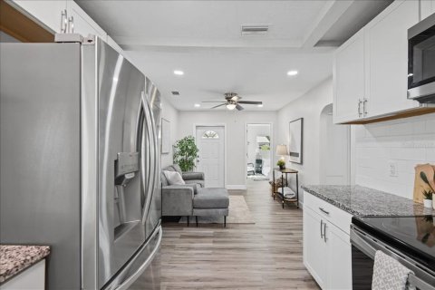 House in Gulfport, Florida 3 bedrooms, 86.03 sq.m. № 2418823 - photo 10