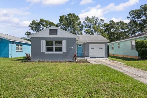 House in Gulfport, Florida 3 bedrooms, 86.03 sq.m. № 2418823