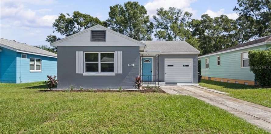 House in Gulfport, Florida 3 bedrooms, 86.03 sq.m. № 2418823