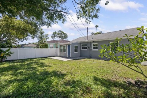 House in Gulfport, Florida 3 bedrooms, 86.03 sq.m. № 2418823 - photo 24