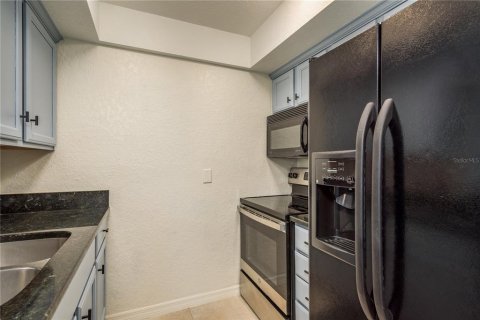 Condo in Dunedin, Florida, 2 bedrooms  № 1717742 - photo 11