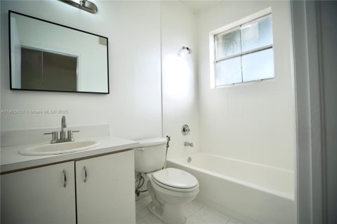 Townhouse in Doral, Florida 2 bedrooms, 97.55 sq.m. № 1956304 - photo 12
