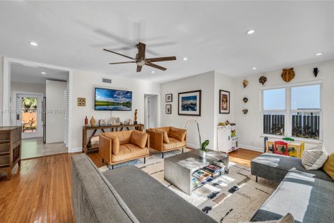 Casa en venta en Miami, Florida, 3 dormitorios, 161.19 m2 № 2026841 - foto 5