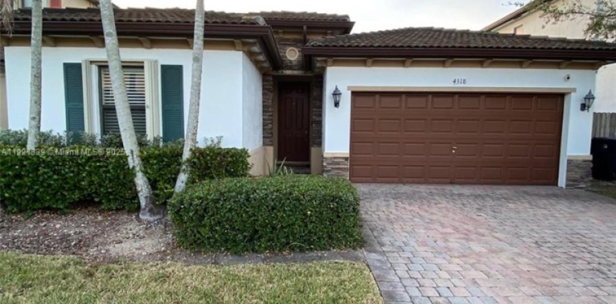 Villa ou maison à Miami, Floride 4 chambres, 176.42 m2 № 1975276